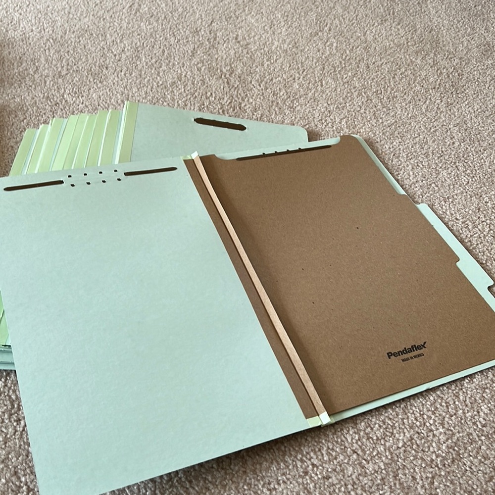 NWOT 20pk Pendaflex Recycled Classification File Folders, 1 Divider, 2"